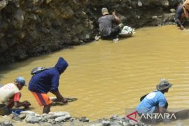 SAR Manokwari evakuasi pekerja tambang ilegal
