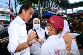 Jokowi dihampiri dua "wartawan cilik" di Surabaya