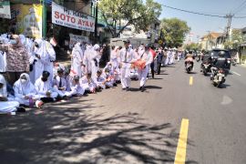 Ratusan siswa bawa bendera sambut kedatangan Presiden Jokowi