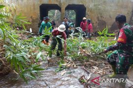 Warga Desa Tilahan gotong-rotong bersihkan Sungai pasca banjir