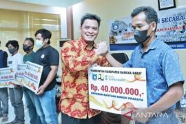 Pemkab Bangka Barat serahkan bantuan 30 rumah swadaya