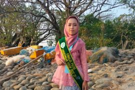 Revalina Fernanda, Siswa SD di Surabaya olah bunga telang jadi produk aneka makanan