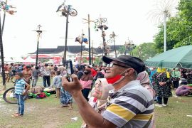 Bermasker "Merah Putih" merekam kemeriahan HUT RI