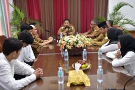 Pj Bupati Aceh Besar lepas mahasiswa kurang mampu penerima beasiswa Aceh Carong