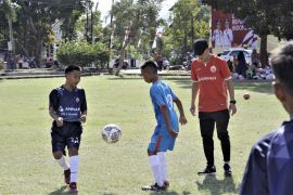 Gelar coaching clinic di KSB, AMMAN dukung pengembangan potensi sepak bola sejak dini