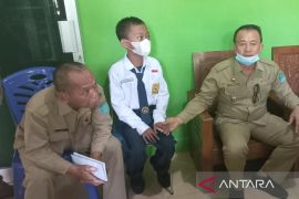 Wakil Bupati Bangka menyalurkan bantuan dari program sedekah