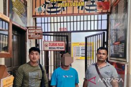 Polres Agam tangkap oknum Satpam main togel online di pos penjagaan