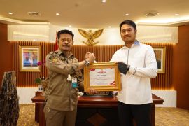 Mentan menganugerahi Bupati Sinjai penghargaan karena gratiskan AUTS