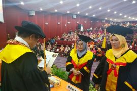 Universitas Negeri Makassar kukuhkan dua Guru Besar