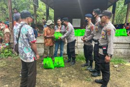 Polisi Rimba Polda Jambi serahkan 200 paket sembako ke warga SAD