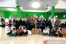 Polwan Polda Sulawesi Tenggara bantu anak yatim di 18 panti asuhan