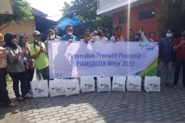 BPJS Ketenagakerjaan Blitar salurkan bantuan bahan pokok untuk pekerja