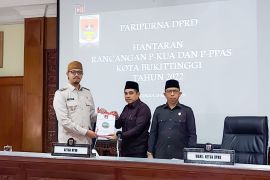Wako Bukittinggi antarkan Rancangan Perubahan KUA PPAS 2022 ke DPRD