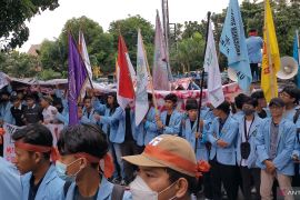Ribuan mahasiswa Unri demo bawa keranda mayat dan sempat ricuh