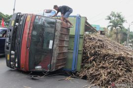Truk tebu terguling di Malang