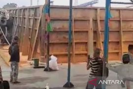 Polairud Palembang selidiki penyebab kapal tongkang tabrak dermaga di Sungai Musi