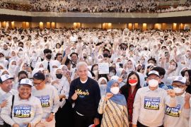 Ganjar Pranowo tertawa saat ribuan mahasiswa baru Unair panggil nama 'Tugiman'
