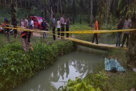 Ditemukan mayat di dalam parit