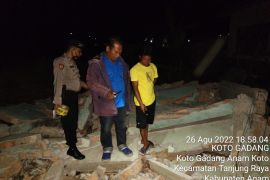 Dua wali murid SDN 12 Koto Gadang Agam tertimpa bangunan, satu meninggal