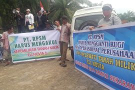 Warga blokade jalan menuju pabrik sawit PT RPSM Kinali Pasaman Barat