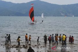 Lomba perahu layar tradisional di Teluk Palu