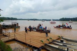 Perahu naga dan ponton di Kenduri Swarnabhumi di Batanghari