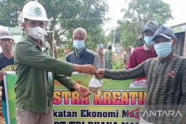 Kelompok nelayan Desa Sawaja terima bantuan bibit ikan dan kasa