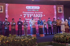 Gubernur NTB kukuhkan tujuh TPAKD sebagai mitra OJK