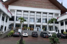 Padang diguncang gempa, staf DPRD Sumbar berhamburan ke luar gedung