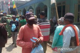Korem SGJ Cirebon bagikan 200 paket sembako untuk tukang becak