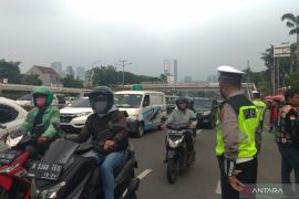 Polisi tetap buka jalan saat demo ojek daring di depan Gedung Parlemen