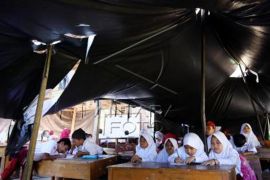 Siswa Mamuju belajar di tenda darurat Page 1 Small