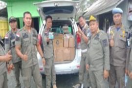 Satpol PP sita ratusan botol miras di Karang Bintang