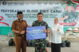 Kendalikan Inflasi, Bank Indonesia Jambi serahkan 10 ribu bibit cabai ke Korem 042/Gapu