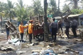 Nelayan Kebumen diimbau tak melaut, gelombang tinggi