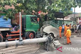 Truk trailer tabrak halte  tewaskan 10 orang