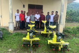 Empat kelompok tani di Abdya terima bantuan Cultivator