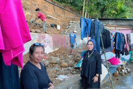 Tokoh perempuan Minang bantu korban longsor Sitinjau Lauik