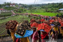 Pandai Sikek Festival yang memamerkan pesona "ratu" songket