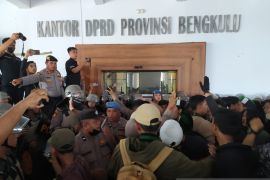 Unjuk rasa mahasiswa berakhir ricuh di depan kantor DPRD Bengkulu