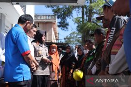 Sambut Hari Polwan ke-74, Kapolres Bukittinggi serahkan bansos ke KSPSI