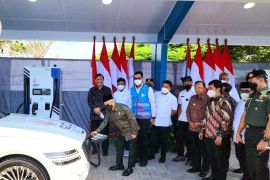 Wapres Ma'ruf Amin tinjau kesiapan SPKLU PLN