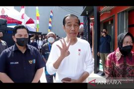 Presiden Jokowi mulai serahkan bantuan pengalihan subsidi BBM di Sentani Papua