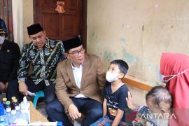 Ridwan Kamil bertakziah ke rumah keluarga korban kecelakaan maut di Bekasi