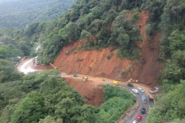 Persiapan mengemudi kendaraan melintasi  kawasan Sitinjau Lauik
