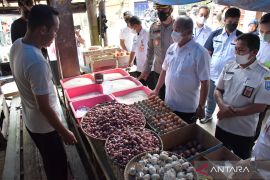 Tiga jenis harga kebutuhan pokok di HSS terpantau naik