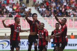 Panpel Persipura imbau penonton tidak makan buah pinang dalam Stadion Lukas Enembe