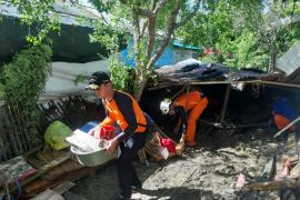 Pemkab Banggai  suplai air bersih untuk korban banjir Desa Pohi