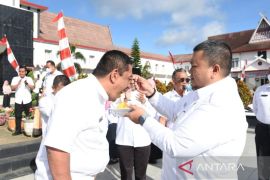 Bupati Dolly sebut sosok Parulian selama Sekda Tapsel patut diteladani