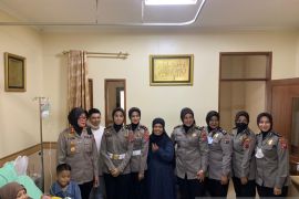 Polisi Bukittinggi berikan penghargaan kepada tiga anak yang lahir di Hari Polwan